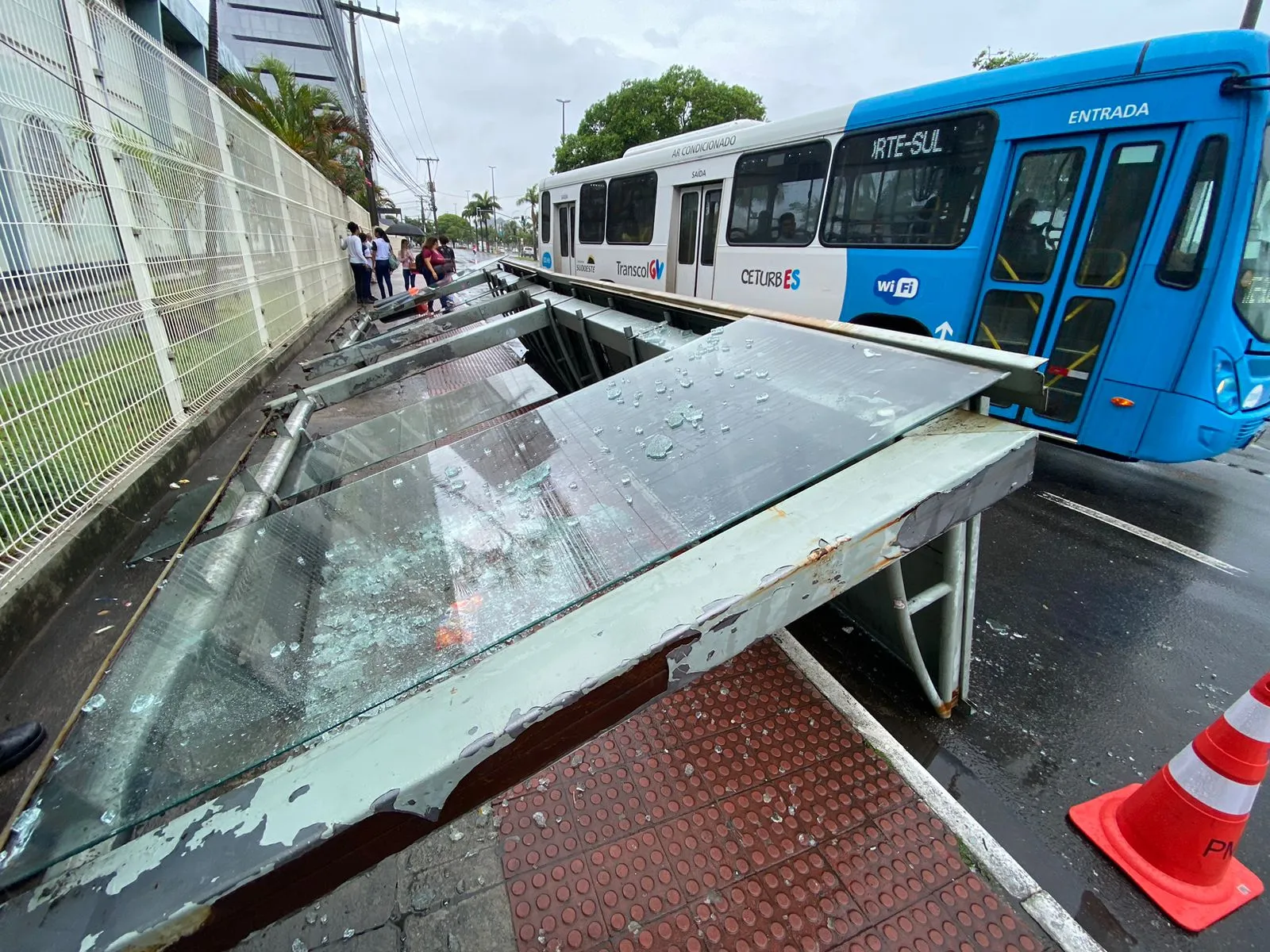 Imagem ilustrativa da imagem Abrigo de ponto de ônibus cai e deixa mulher ferida em Vitória