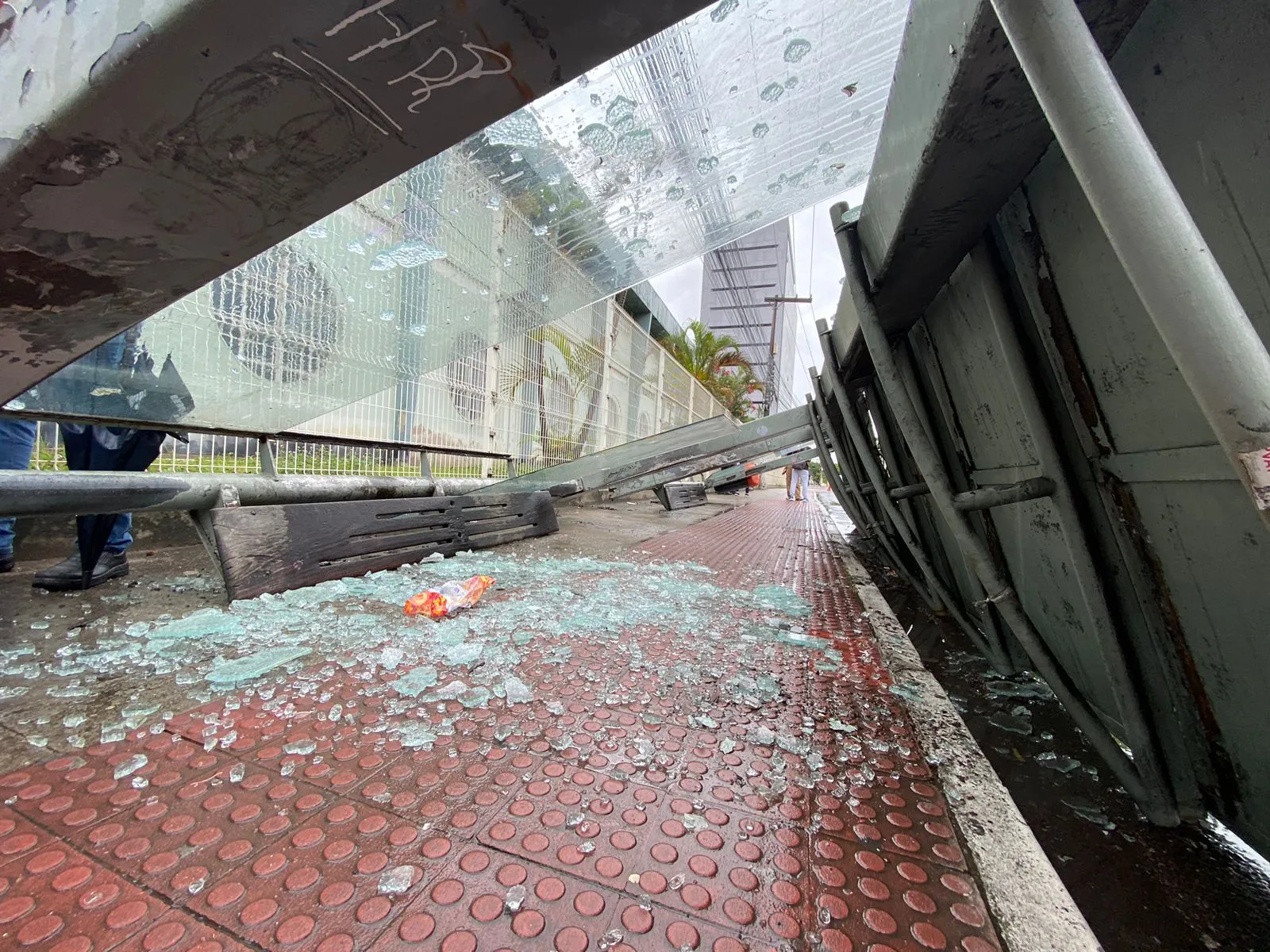 Imagem ilustrativa da imagem Abrigo de ponto de ônibus cai e deixa mulher ferida em Vitória
