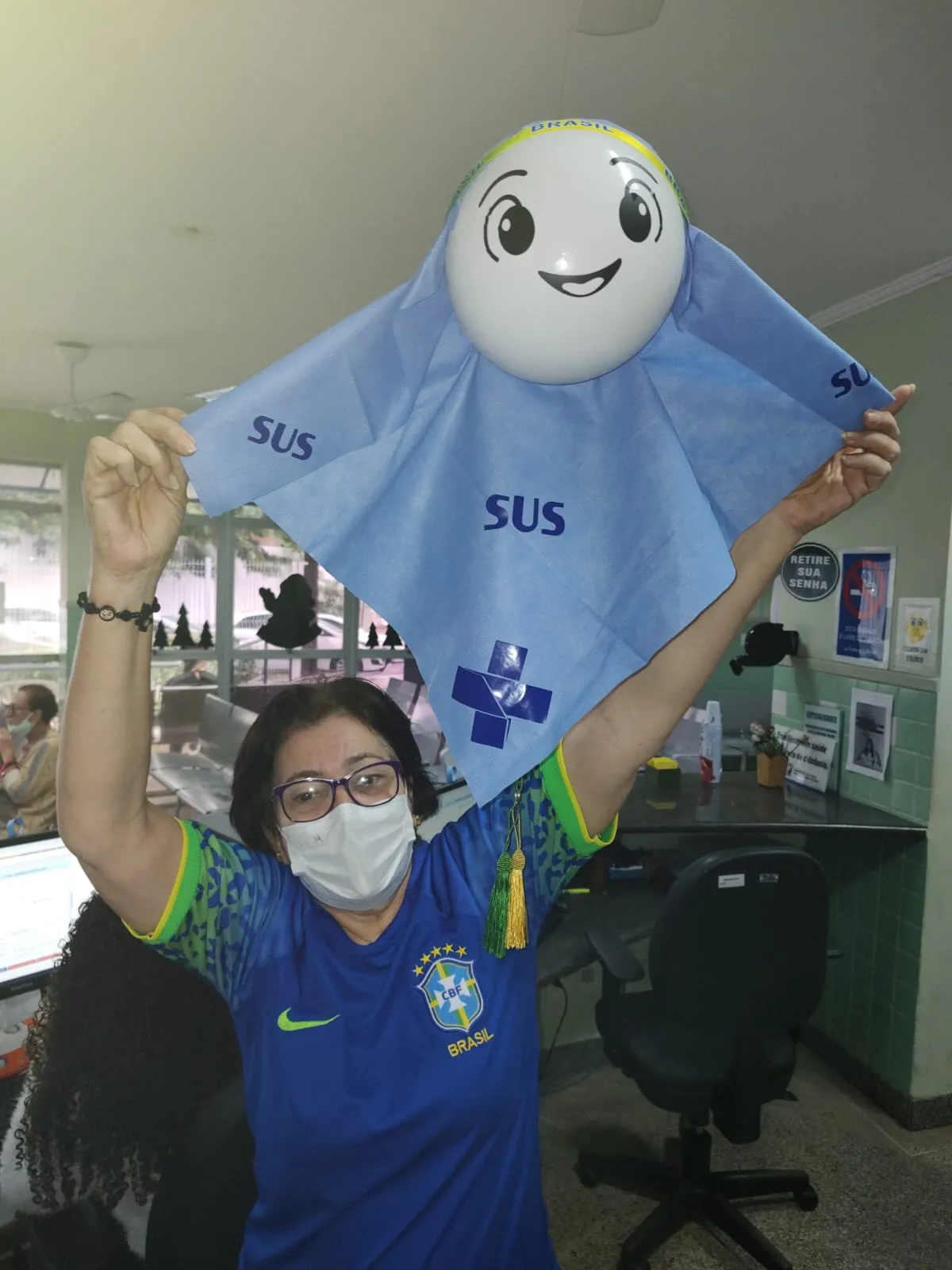 Imagem ilustrativa da imagem "La SUS": agente comunitária de Vitória cria versão de mascote da Copa