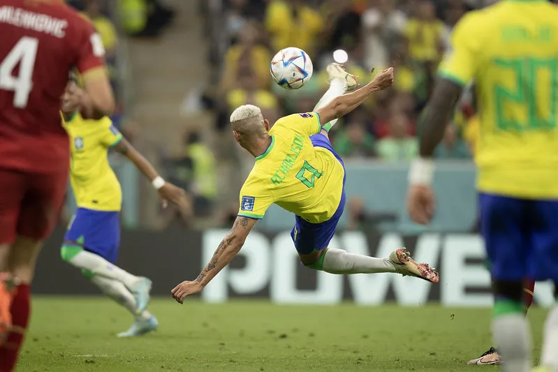 Imagem ilustrativa da imagem Richarlison marca duas vezes e Brasil estreia com vitória na Copa do Mundo