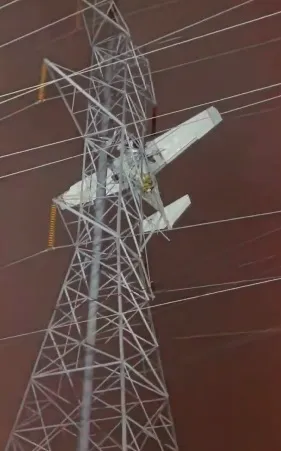 Imagem ilustrativa da imagem Avião bate em torre de energia e ocupantes ficam 7 horas suspensos nos EUA