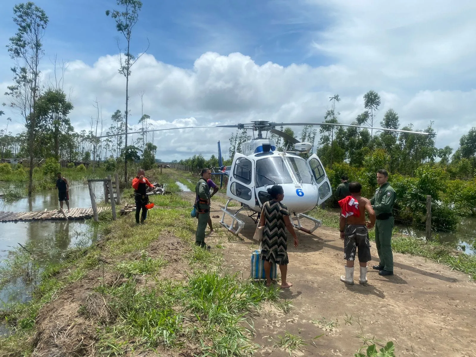 Imagem ilustrativa da imagem VÍDEOS | Família fica ilhada e é resgatada por helicóptero no ES