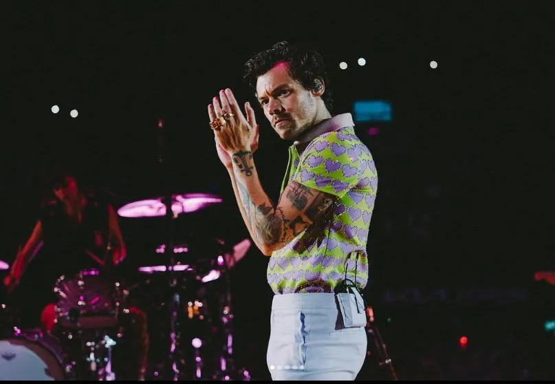 Imagem ilustrativa da imagem Harry Styles toca 'Trem das Onze' e elogia seleção brasileira em show