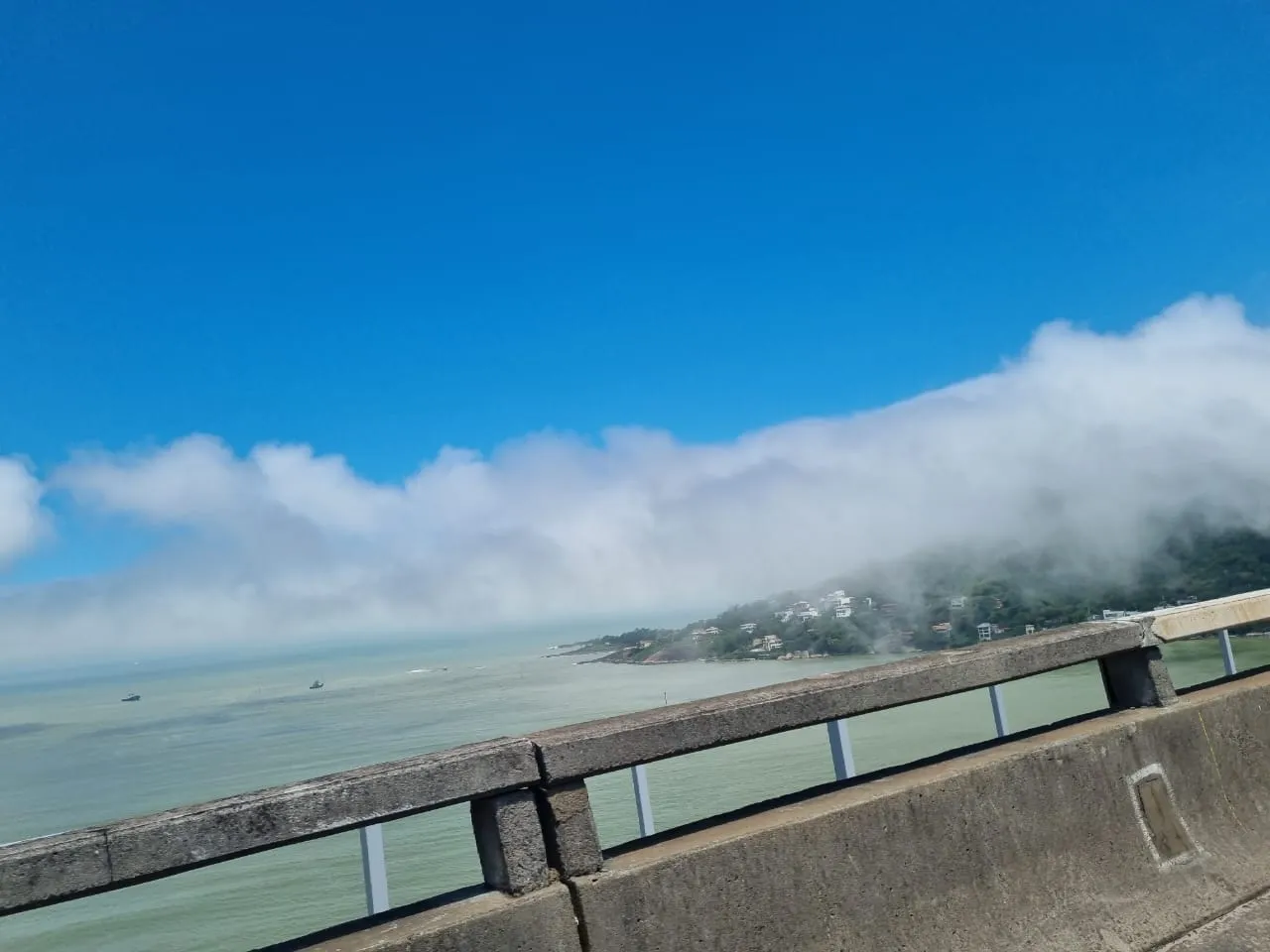 Imagem ilustrativa da imagem Neblina no céu de Vitória e Vila Velha chama atenção de capixabas