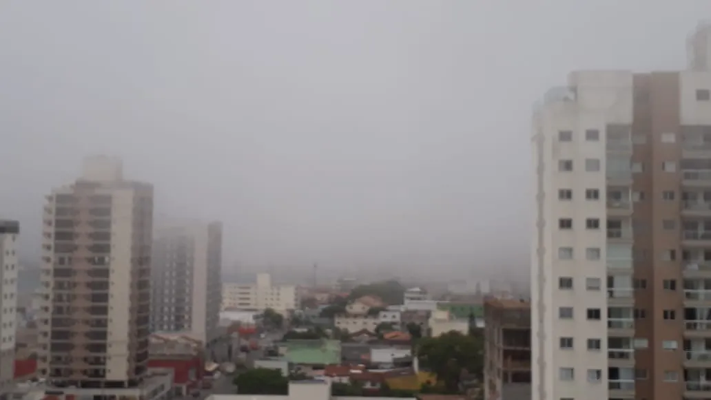 Imagem ilustrativa da imagem Neblina no céu de Vitória e Vila Velha chama atenção de capixabas