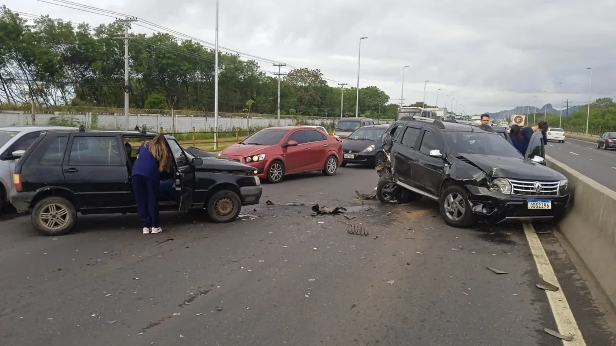 Imagem ilustrativa da imagem Acidente entre dois carros deixa uma pessoa ferida na rodovia das Paneleiras