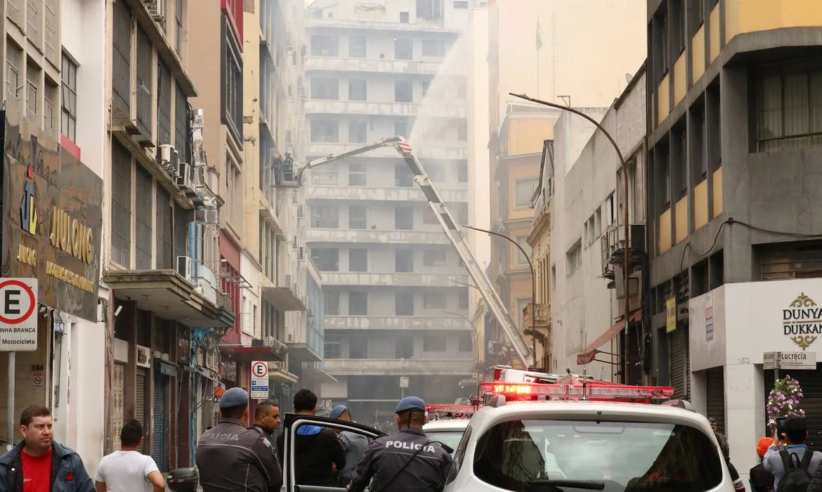 Imagem ilustrativa da imagem Edifício que pegou fogo no centro de São Paulo será demolido