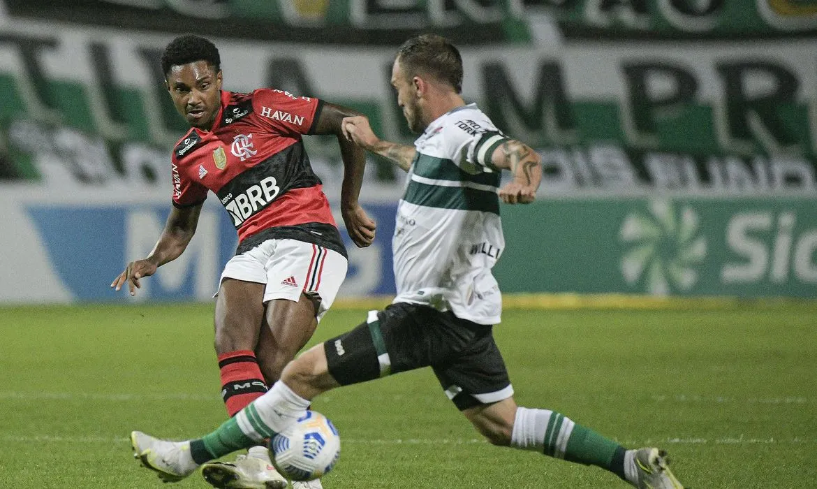 Imagem ilustrativa da imagem Flamengo e Coritiba jogam em Brasília de olho no G6 do Brasileirão