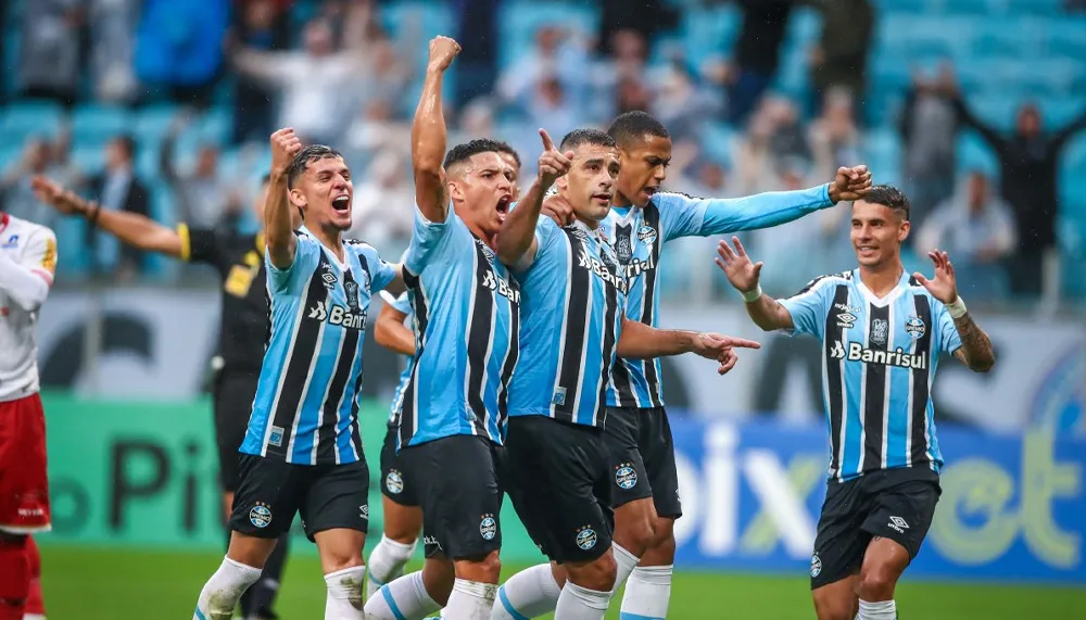 Imagem ilustrativa da imagem Grêmio resolve jogo no primeiro tempo e bate Tombense por 3 x 0