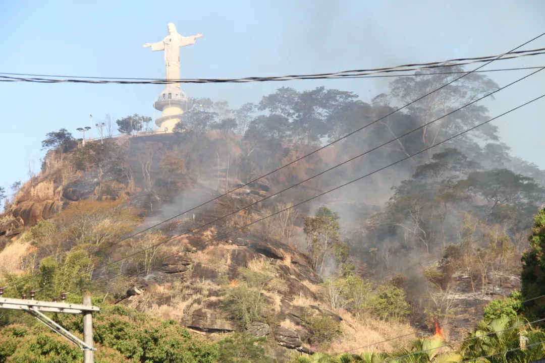 Imagem ilustrativa da imagem Vegetação perto do Cristo Redentor capixaba pega fogo