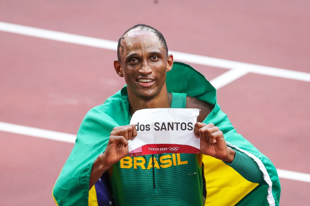 Imagem ilustrativa da imagem Alison dos Santos é campeão mundial dos 400 metros com barreiras