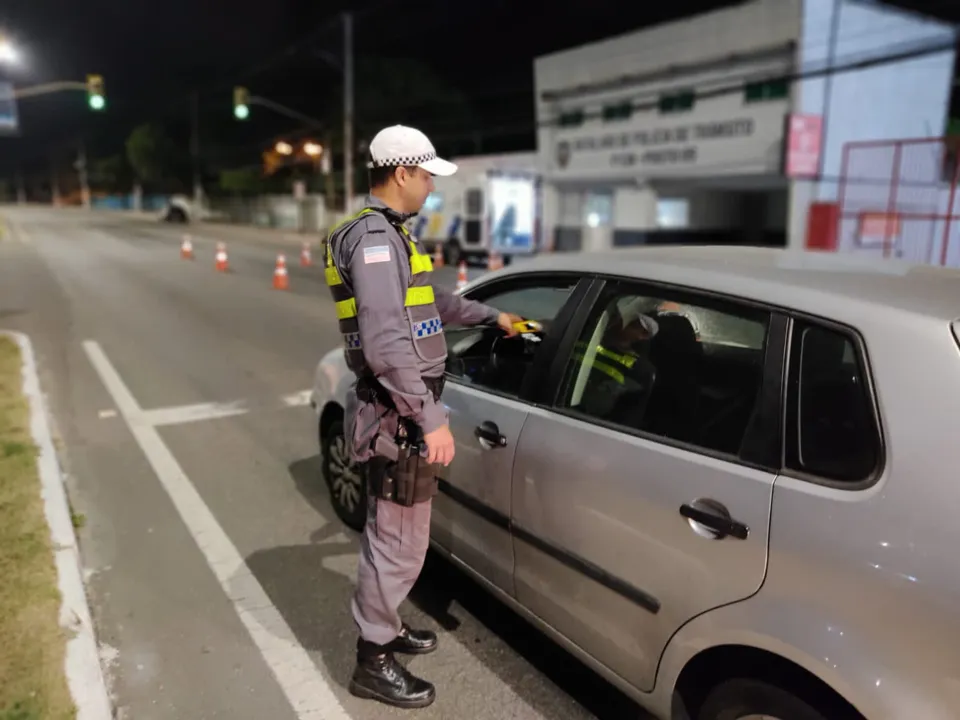 Imagem ilustrativa da imagem Motoristas usam até a contramão para fugir de blitz do bafômetro