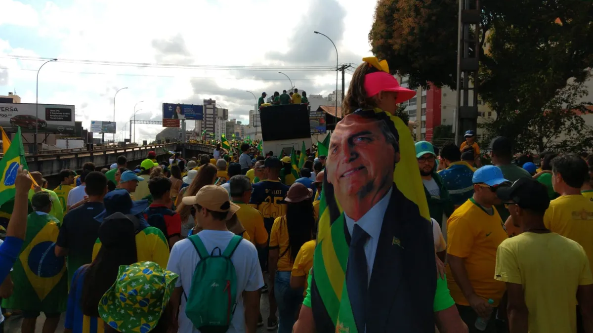 Imagem ilustrativa da imagem Participantes de marcha começam travessia da Terceira Ponte