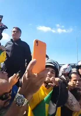 Imagem ilustrativa da imagem Bolsonaro para motociata na Terceira Ponte e tira fotos com apoiadores