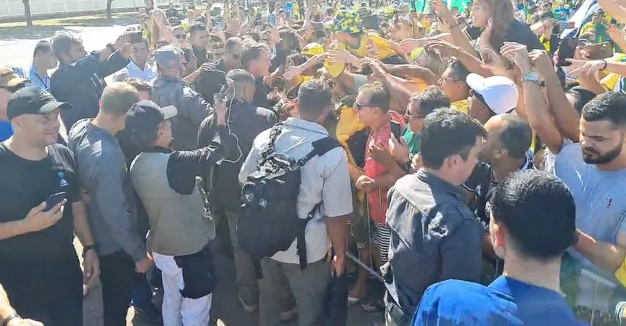 Imagem ilustrativa da imagem Bolsonaro participa da Marcha para Jesus na Praça do Papa