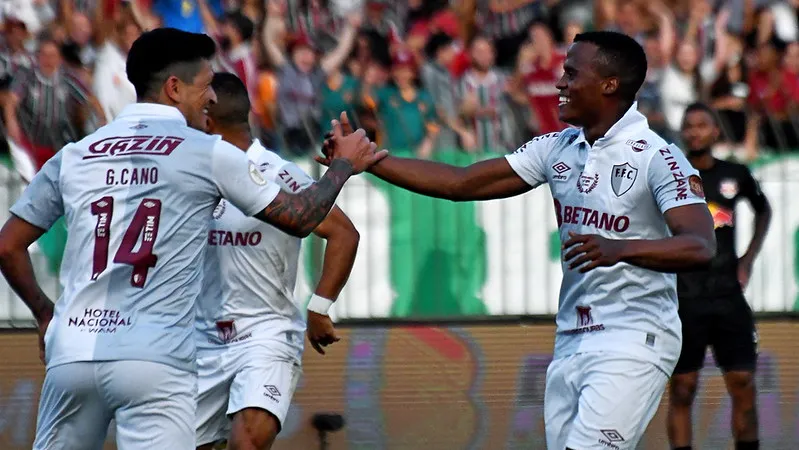 Imagem ilustrativa da imagem Fluminense vence o Bragantino em jogo marcado por apagão do VAR