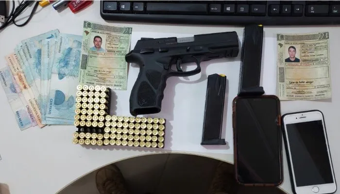 Imagem ilustrativa da imagem Homem é preso por comprar armas legalmente e vender a criminosos