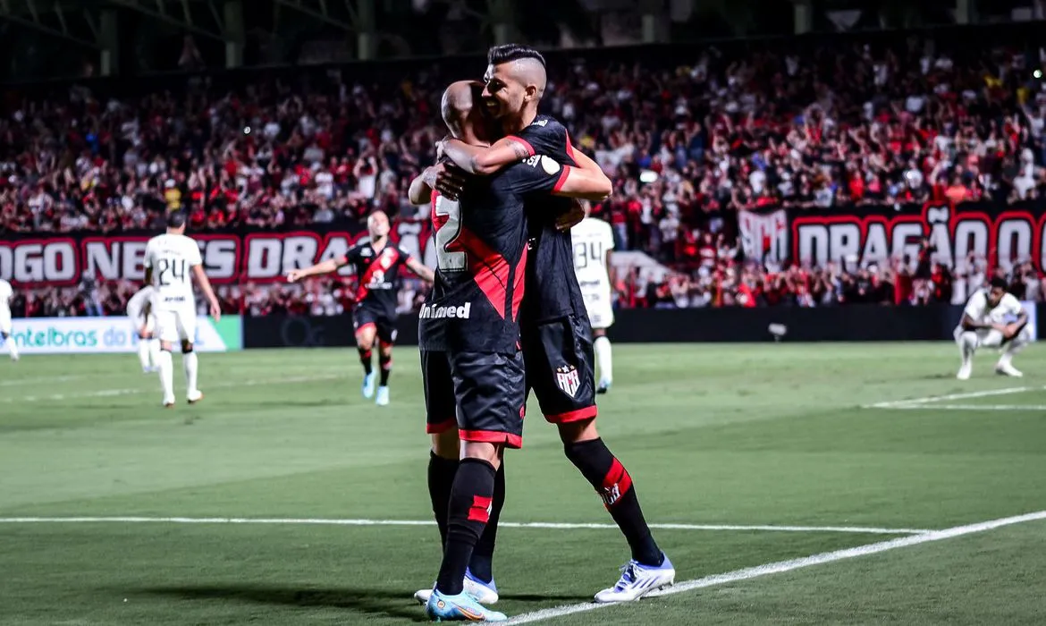 Imagem ilustrativa da imagem Atlético-GO vence Corinthians com golaço e abre vantagem na Copa do Brasil
