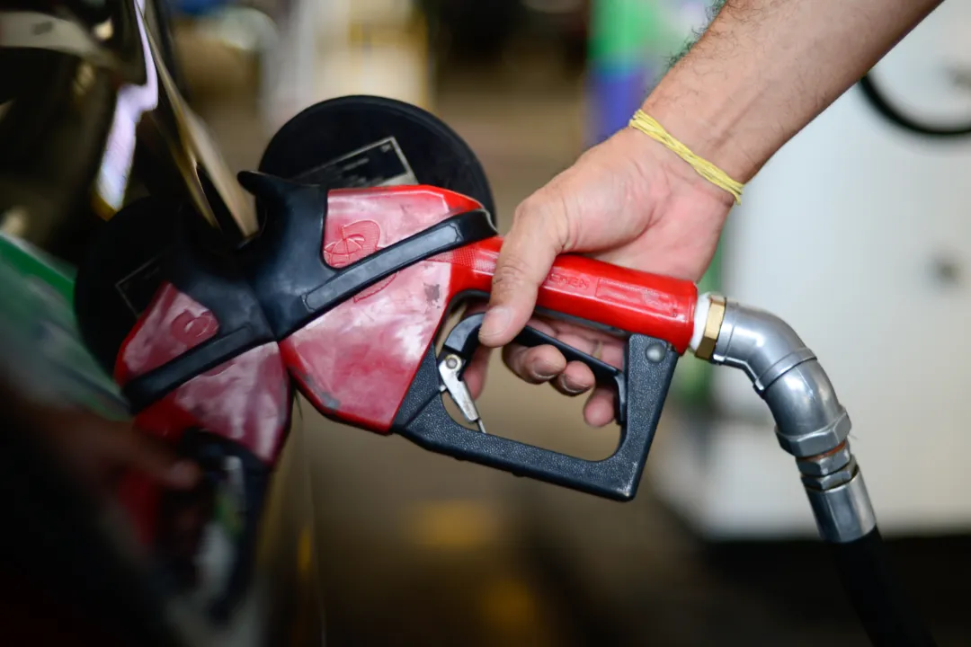 Imagem ilustrativa da imagem Governo federal regulamenta auxílio-gasolina de R$ 1.000 para taxistas