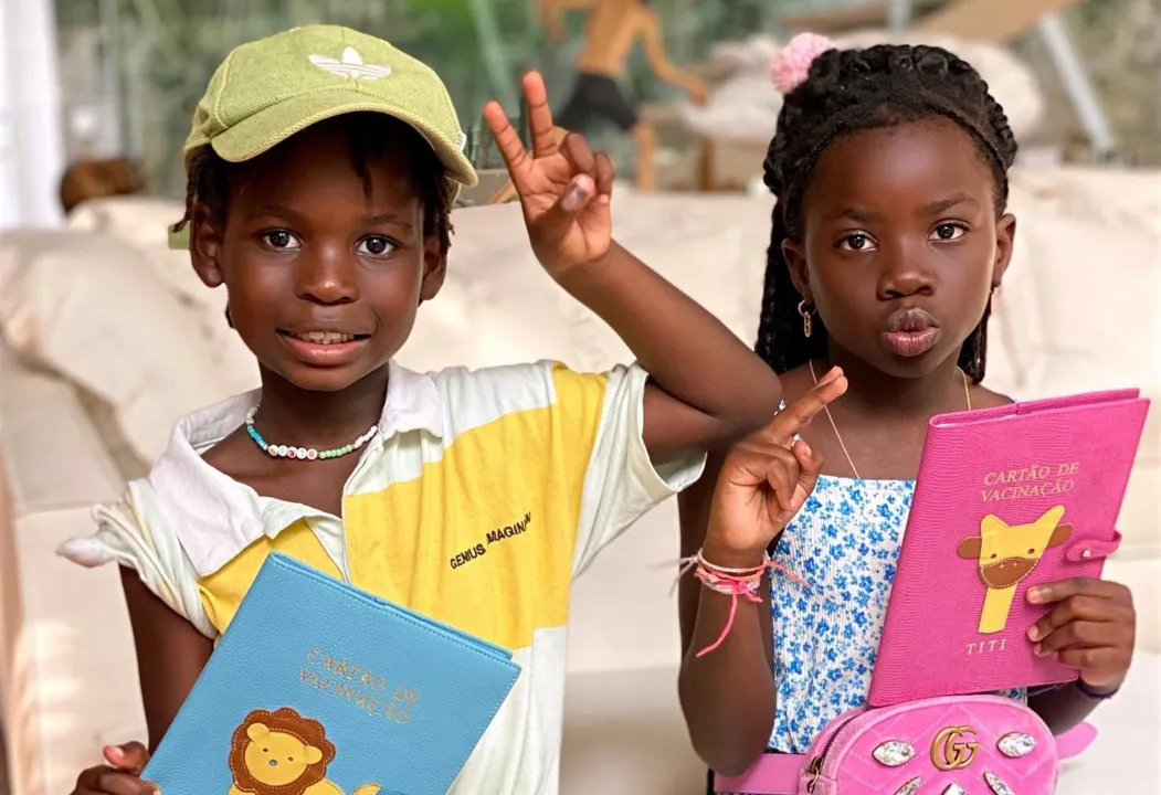Imagem ilustrativa da imagem Filhos de Gio Ewbank sofrem racismo e mulher é presa: "Merece um soco na cara"