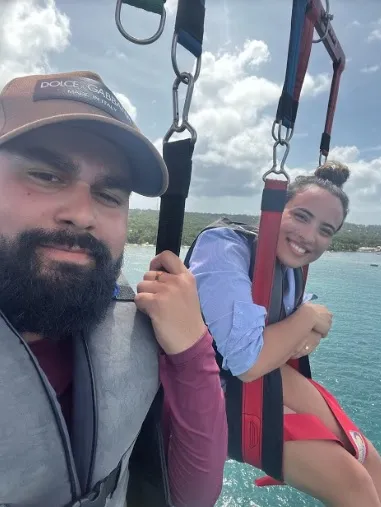 Imagem ilustrativa da imagem VÍDEO | Casal capixaba cai de paraquedas durante passeio em praia na Colômbia