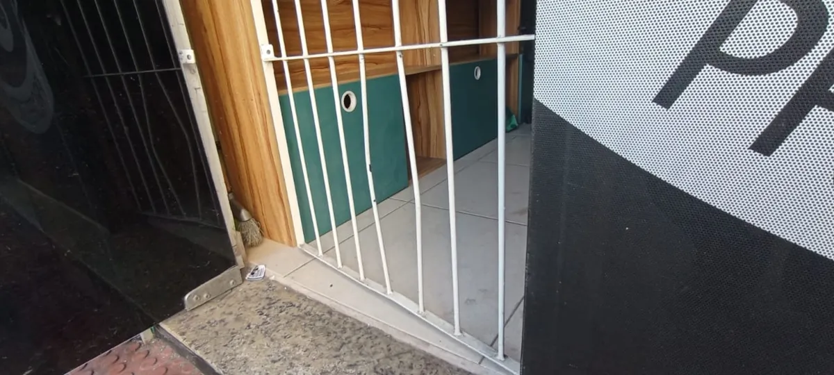 Imagem ilustrativa da imagem VÍDEO | Criminosos invadem e roubam barbearia em Itapuã