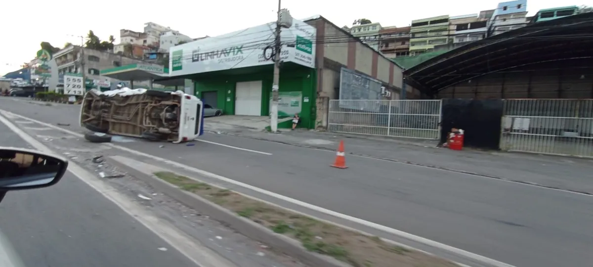 Imagem ilustrativa da imagem Kombi tomba e uma pessoa fica ferida em acidente com três veículos na BR-262