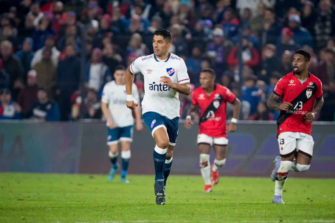 Imagem ilustrativa da imagem Atlético-GO vence Nacional na estreia de Suárez e abre vantagem na Sul-Americana