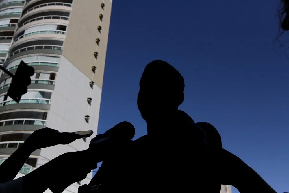 Imagem ilustrativa da imagem Bandido elástico: Ladrão passa por buraco de 20 cm para roubar barbearia