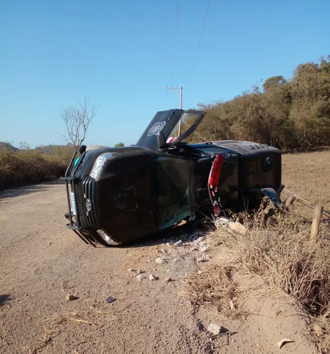 Imagem ilustrativa da imagem Detento e inspetores ficam feridos após acidente com carro de escolta na Serra