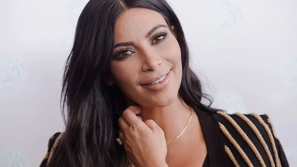 Imagem ilustrativa da imagem Kim Kardashian faz procedimento para "apertar" estômago: "Doloroso, mas vale"