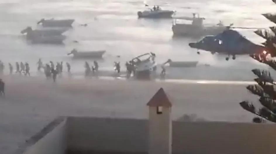 Imagem ilustrativa da imagem VÍDEO| Banhistas tentam saquear barco encalhado com maconha na Espanha