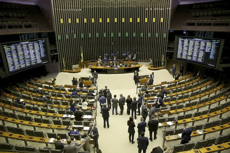 Imagem ilustrativa da imagem Câmara aprova projeto que autoriza prova à distância em concurso público