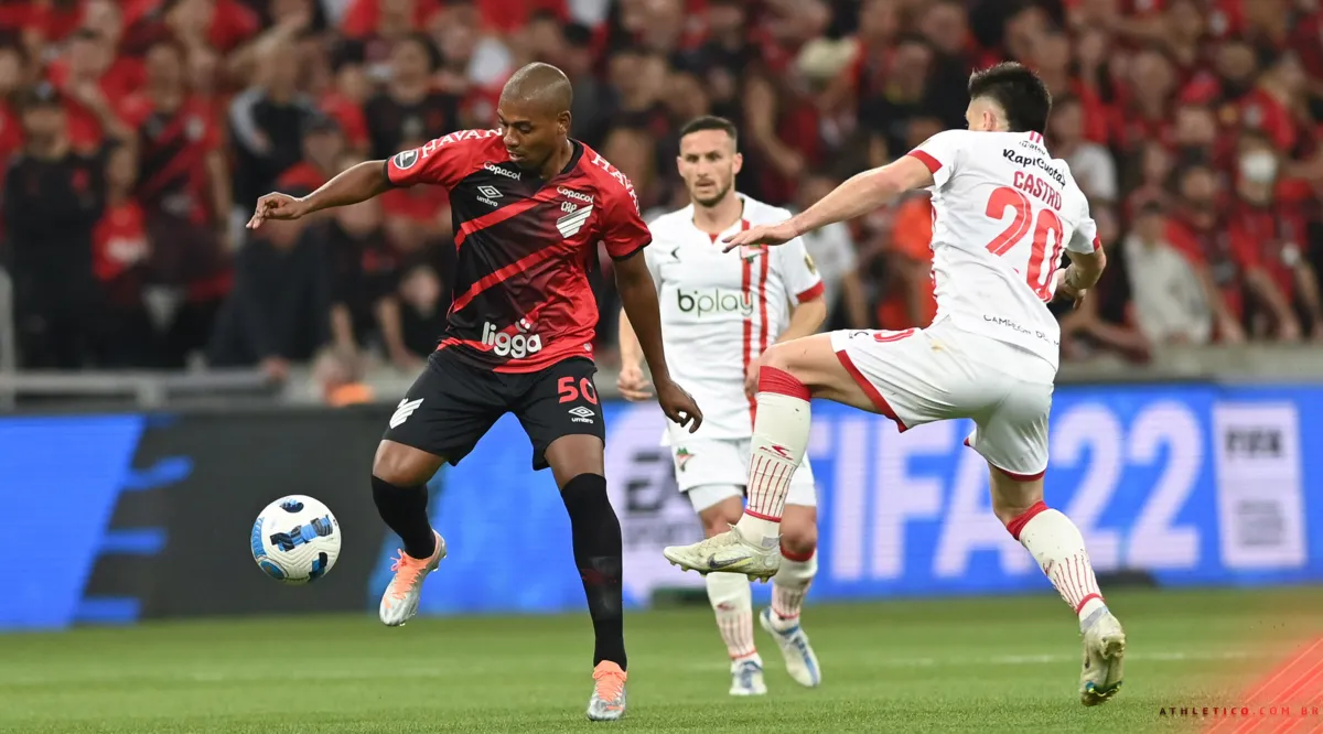 Imagem ilustrativa da imagem Athletico-PR tem gol e pênalti anulados e empata com Estudiantes na Libertadores