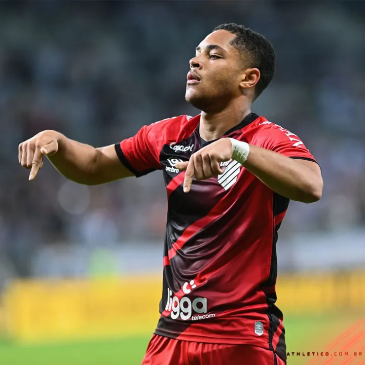 Imagem ilustrativa da imagem Athletico-PR vence Atlético-MG de virada com gol no último lance