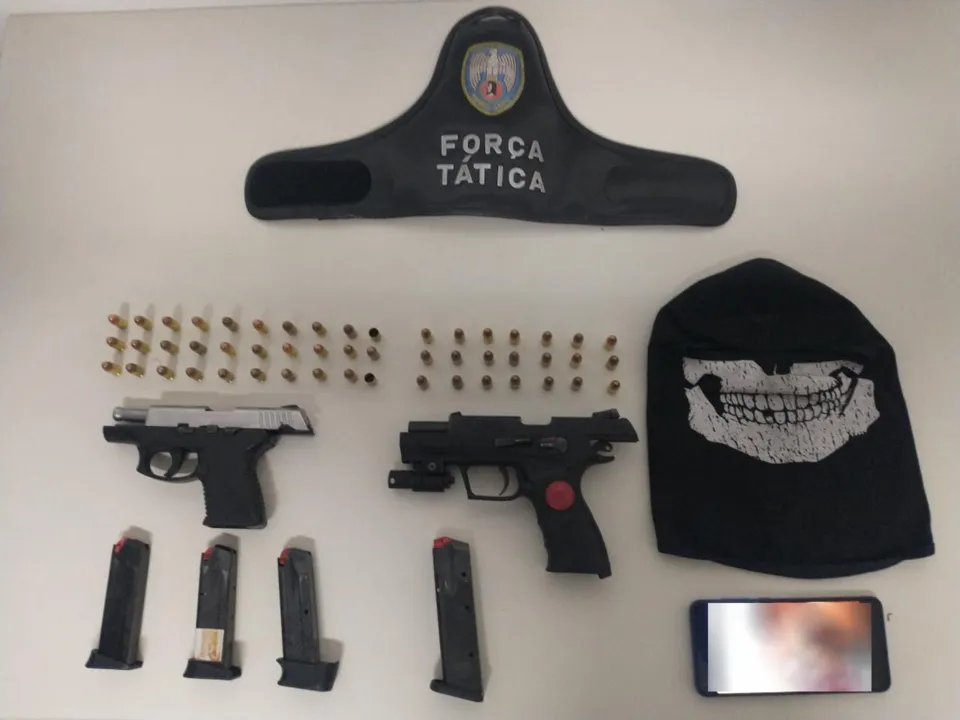 Imagem ilustrativa da imagem Armas e munições são apreendidos com irmãos em Vitória