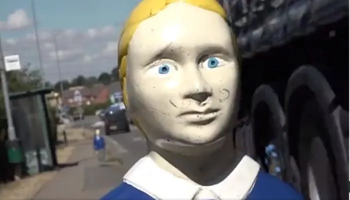 Imagem ilustrativa da imagem Bonecos que imitam crianças assustam moradores na Inglaterra