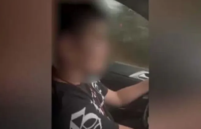 Imagem ilustrativa da imagem Homem bebe e passa a direção de carro para filho de 9 anos: "Meu motorista"