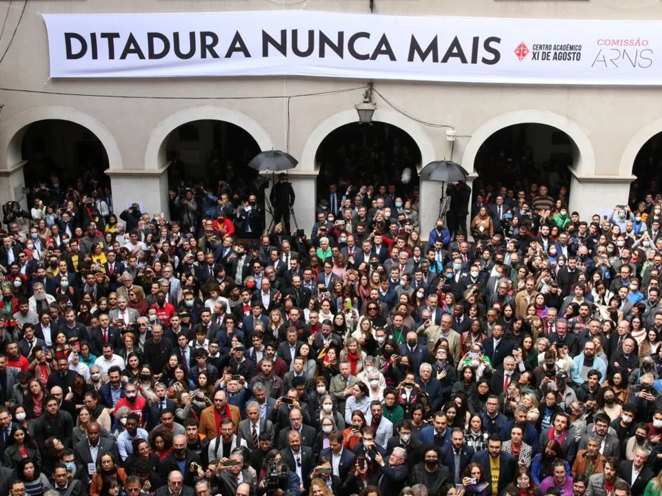 Imagem ilustrativa da imagem Carta pela democracia atinge 1 milhão de assinaturas em dia de atos