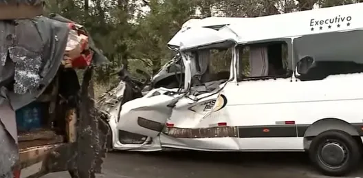 Imagem ilustrativa da imagem Sete pessoas morrem em colisão entre van com professores e caminhão