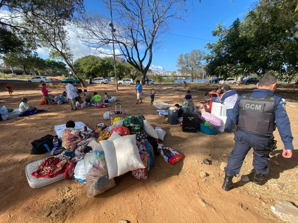 Imagem ilustrativa da imagem Crianças e mulheres venezuelanas chegam a Vitória e acampam em rodoviária