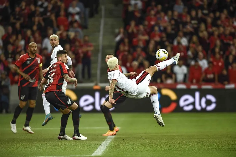 Imagem ilustrativa da imagem Pedro marca golaço, e Flamengo elimina Athletico na Copa do Brasil