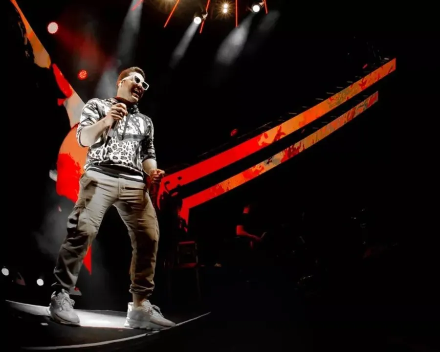 Imagem ilustrativa da imagem Wesley Safadão já dá 'uns pulinhos' no palco após passar por cirurgia