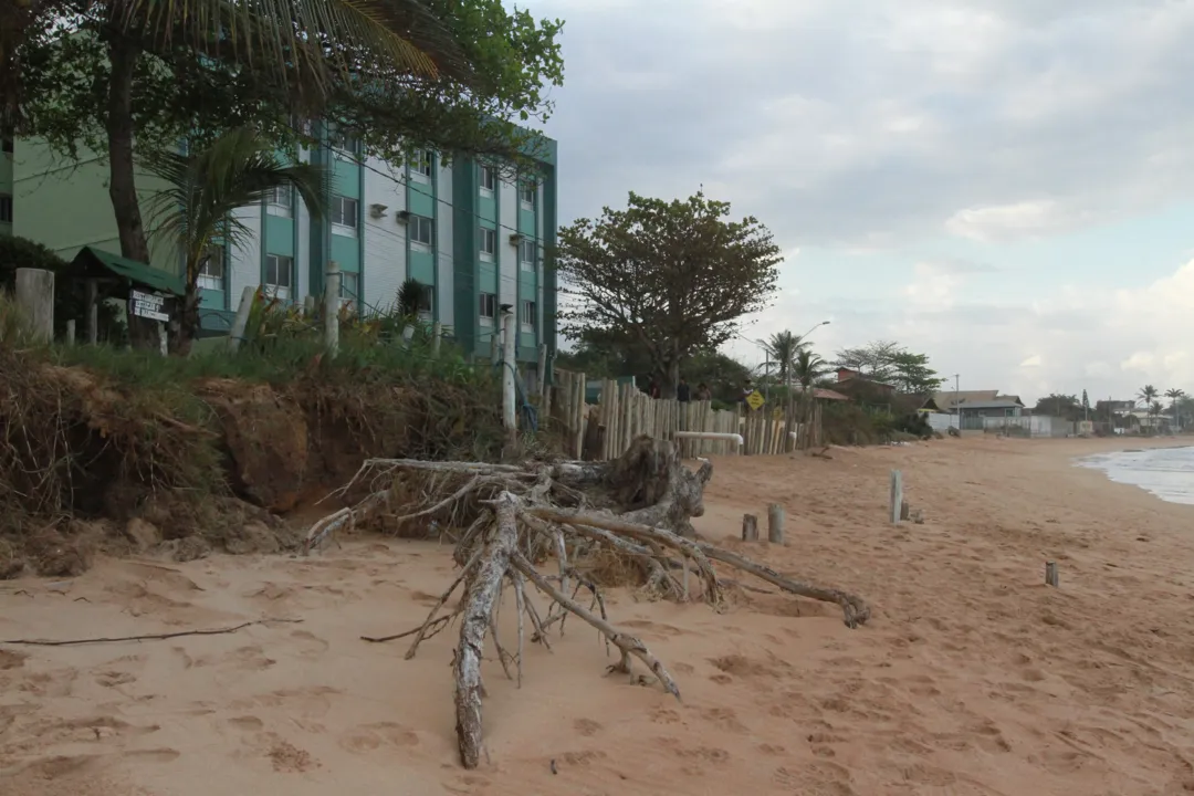 Imagem ilustrativa da imagem Avanço do mar provoca destruição em Manguinhos, na Serra