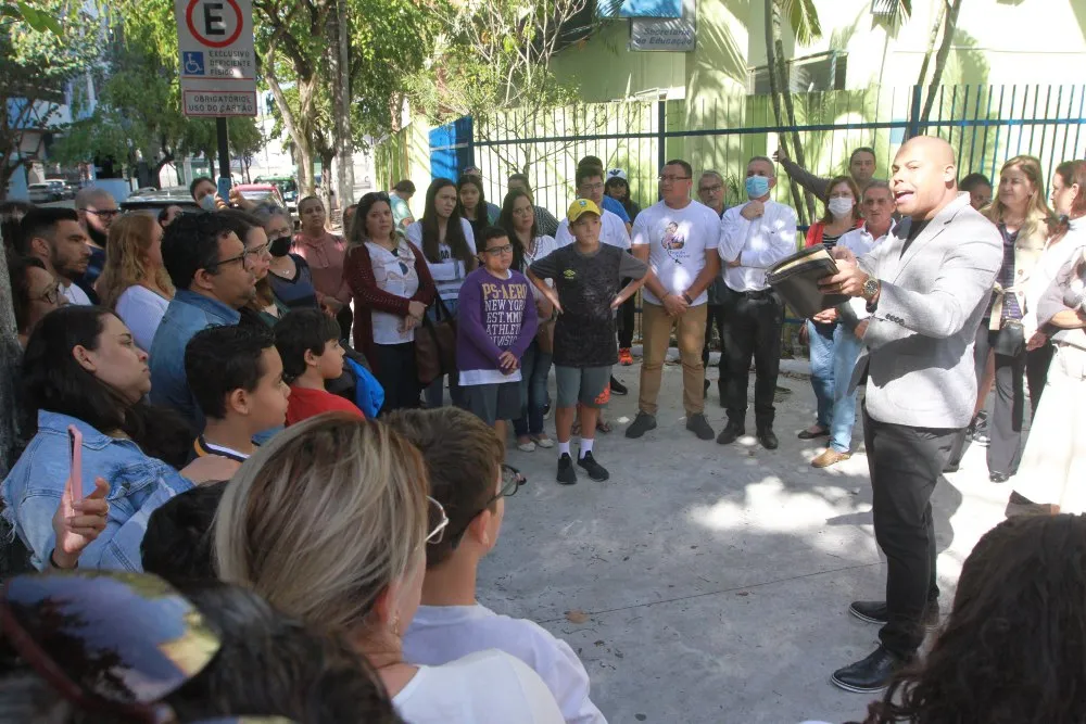 Imagem ilustrativa da imagem Pais querem ajuda de psicólogos e polícia após ataque em escola