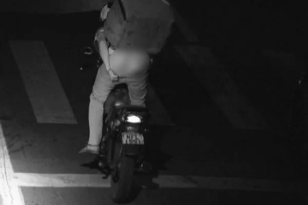 Imagem ilustrativa da imagem Entregador que mostrava bumbum para radares tem moto apreendida com 217 multas