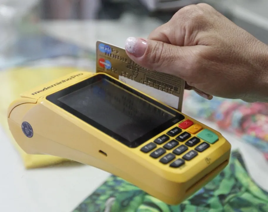 Imagem ilustrativa da imagem Bancos investigados por possível fraude em cartão de crédito consignado; entenda