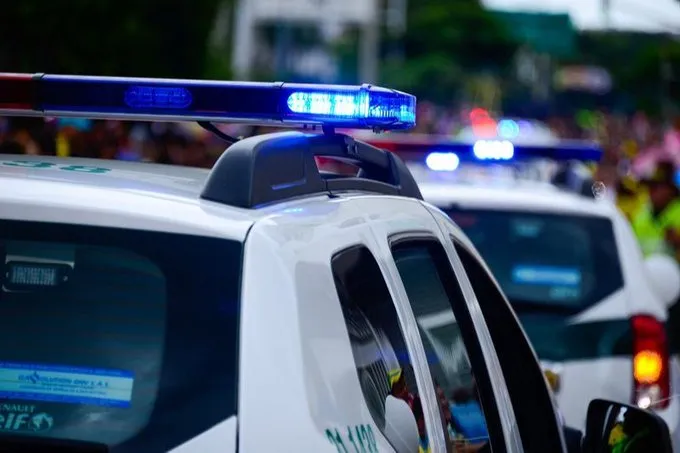 Imagem ilustrativa da imagem Filho de policial é apreendido após furtar viatura e armas de delegacia