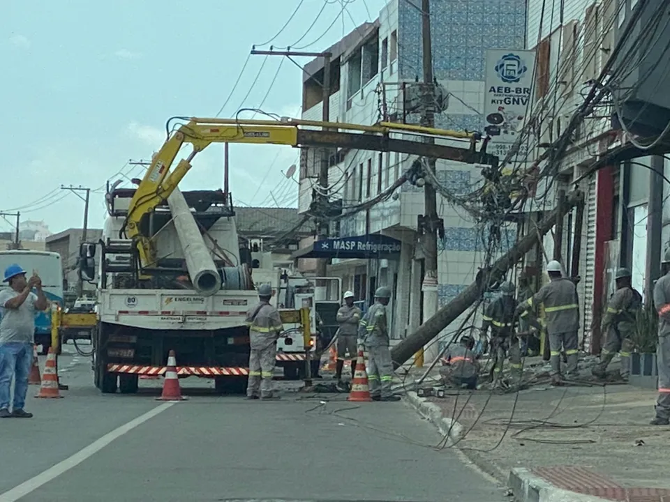 Imagem ilustrativa da imagem Poste tomba na avenida Lindenberg e moradores ficam sem energia
