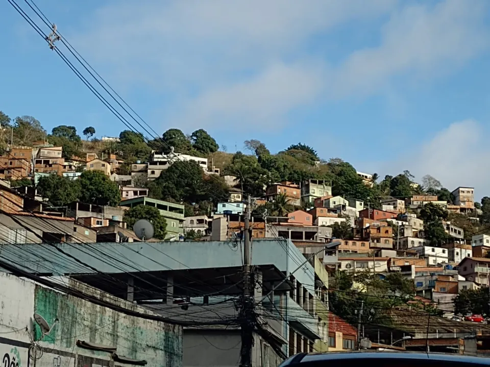 Imagem ilustrativa da imagem Bandidos trocam tiros em morro de Vitória e assustam moradores